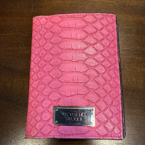 VICTORIA'S SECRET PINK PYTHON PASSPORT COVER CASE TRAVEL WALLET CREDIT CARD - Picture 1 of 4